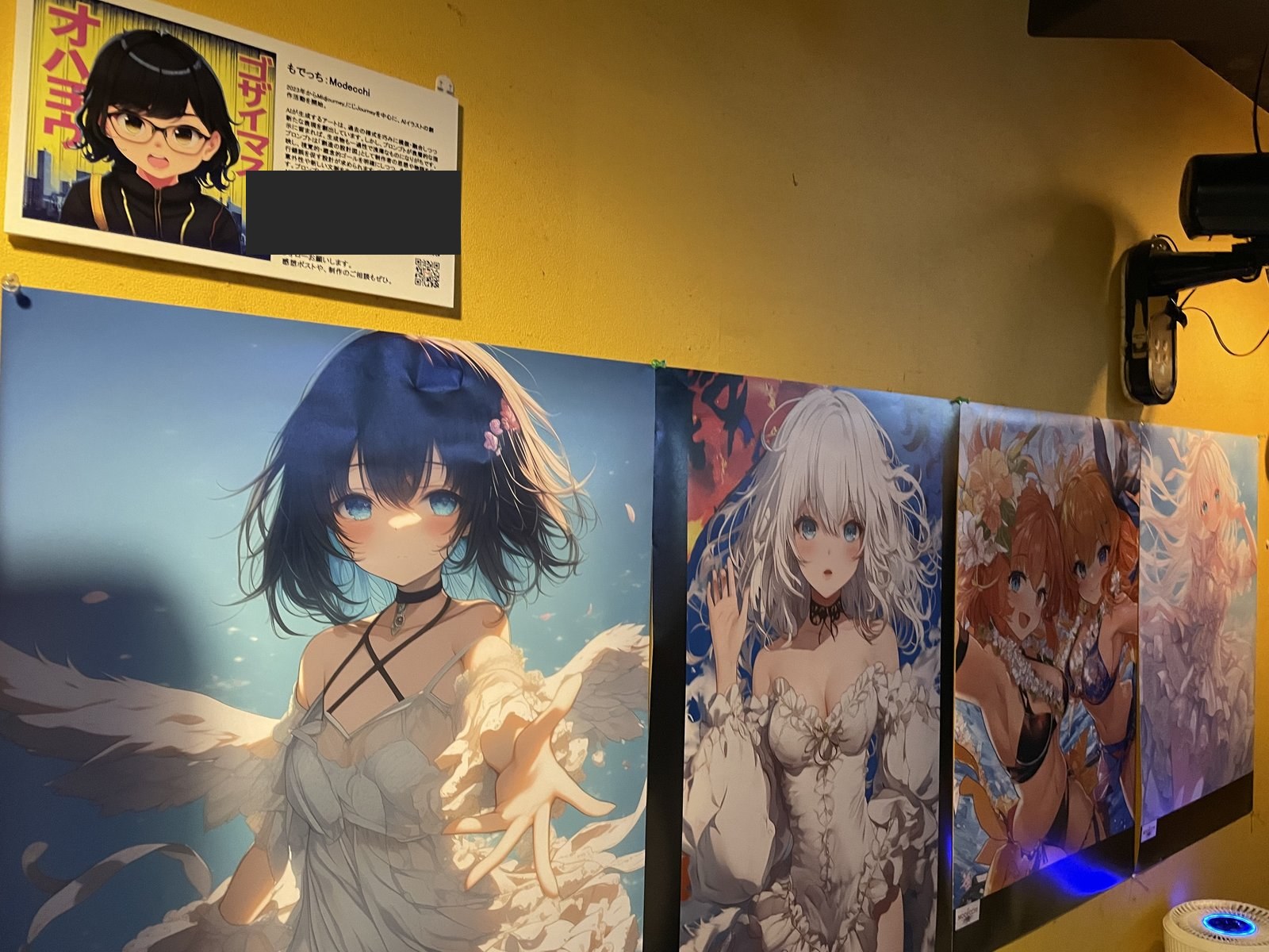 AI 生成のアニメ風女性キャラクターのポスター 3 枚、上部に作家紹介カード（連絡先部分は意図的にマスク）