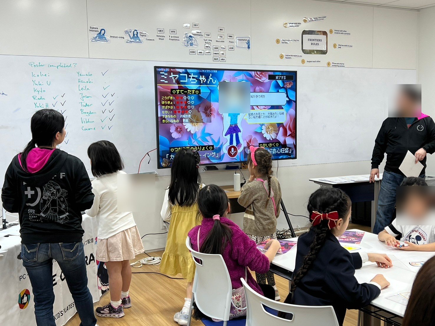 インターナショナルスクールでのワークショップ。教室内の大スクリーンに AI キャラクター「ミヤコちゃん」、児童たちが画面に注目している